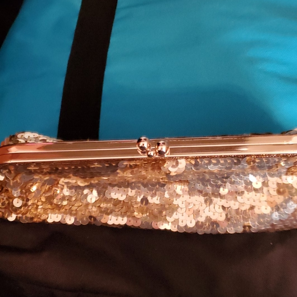 Gold sequined clutch - Picture 3 of 4